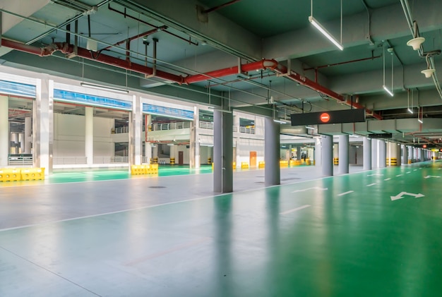 interieur van parkeergarage met auto en leegstaande parkeerplaats in parkeergebouw