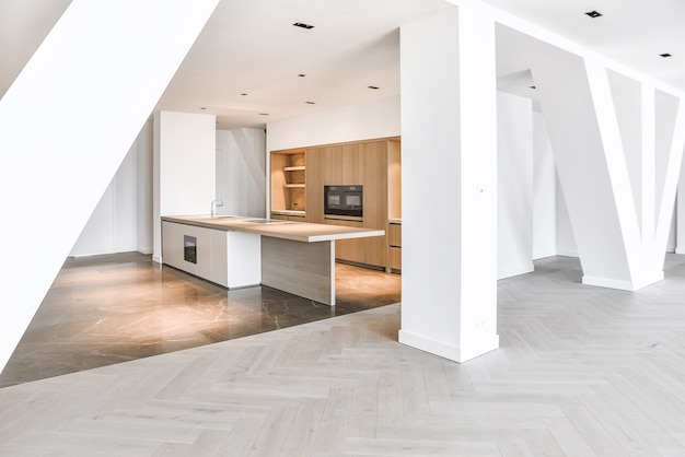 Interieur van penthouse-appartement met parket en marmeren vloeren en minimalistische keuken met houten kasten