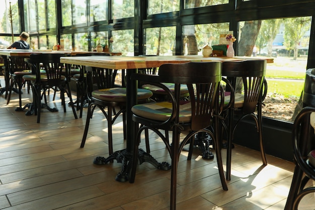 Interieur van restaurant met vintage stoelen en tafels