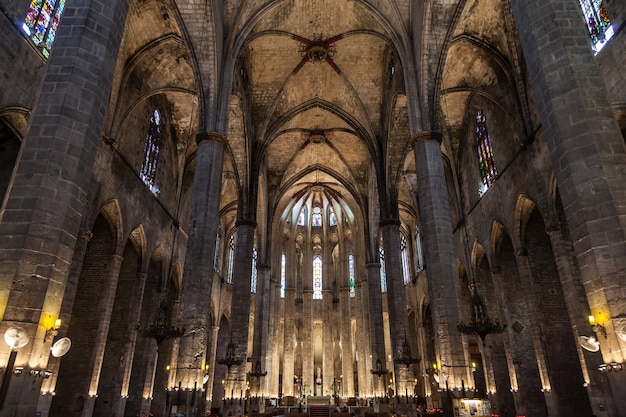 Interieur van Santa Maria del Mar, de mooiste gotische kerk in Barcelona