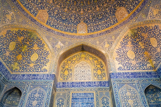 Interieur van sjah moskee. Mooie gewelven met islamitische arabesk patroon. Isfahan, Iran.