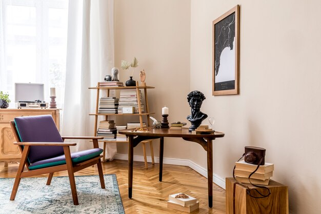 Interieur van stijlvolle bibliotheekkamer met retro fauteuil, houten tafel, boekenstandaard, boeken, kaart, vintage tapijt en elegante persoonlijke accessoires. beige muur. huisdecoratie..