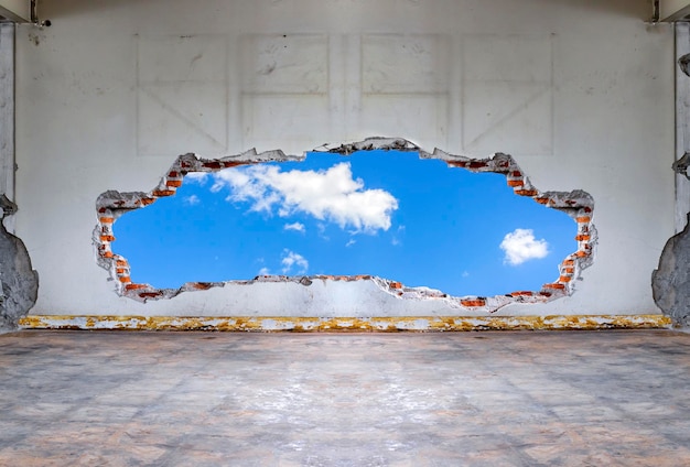 Interieur van verlaten en verwoeste huis met gebroken muur