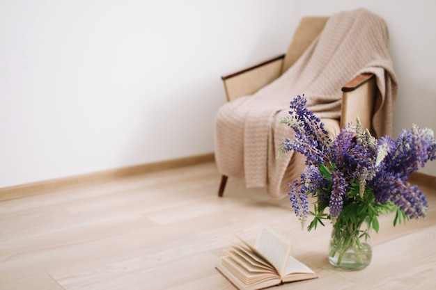 interieur woondecoratie met bloemen en boeken boeket paarse lupines in een vaas