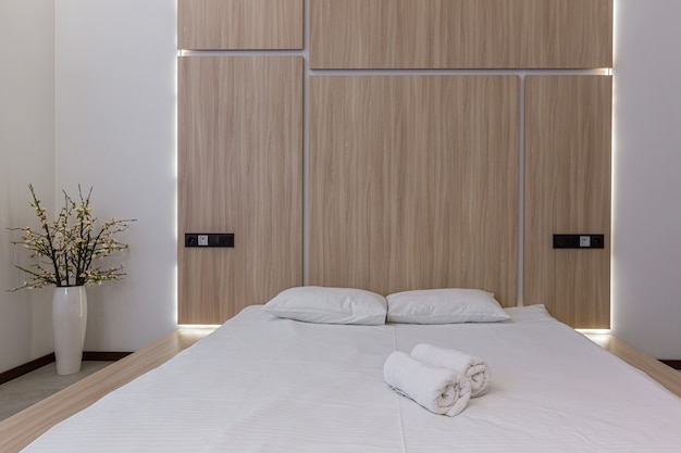 Interieurfotografie, moderne slaapkamer gecombineerd met badkamer, in wit