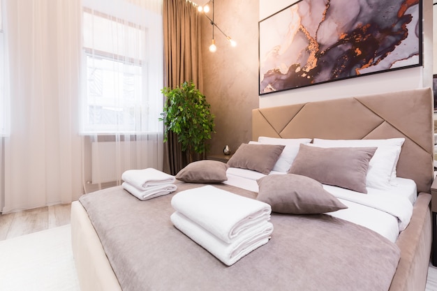 Interieurfotografie, moderne slaapkamer, met groot stijlvol bed, modern design, in beige