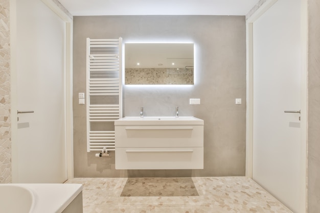 Interieurontwerp van mooie en elegante badkamer