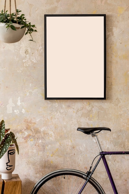 Interieurontwerp van woonkamer met zwart posterframe, fiets en elegante persoonlijke accessoires. Grunge wabi sabi muur. Stijlvol hipster interieur.