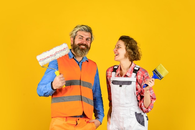 Interieurrenovatie Appartement inrichten Kies kleur DIY-reparatie Bouwvakkers Woningrenovatie Vrolijk paar dat huis verbouwt Muren schilderen Vrouw bouwer Man schilder of decorateur