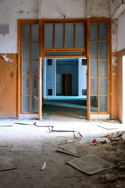 Foto interno di un edificio abbandonato