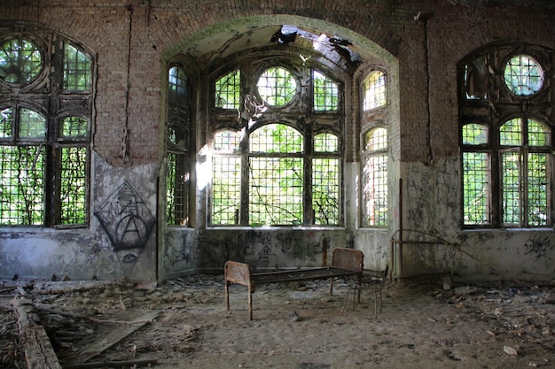 Foto interno di un edificio abbandonato