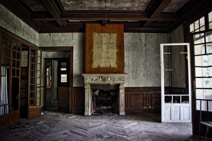 Photo interior of abandoned building