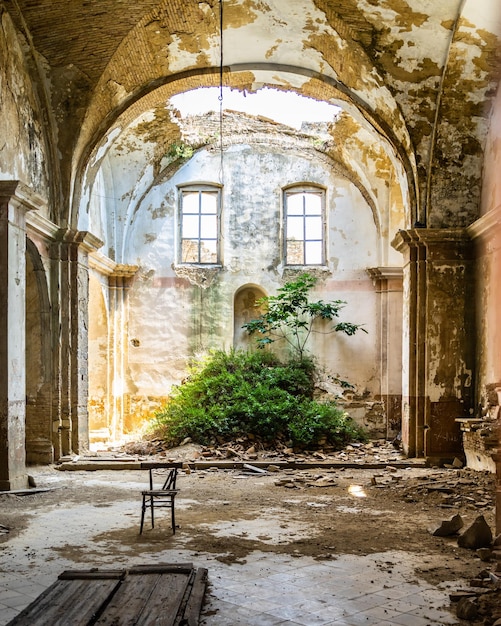 Photo interior of an abandoned church in craco, a ghost town in basilicata region, italy