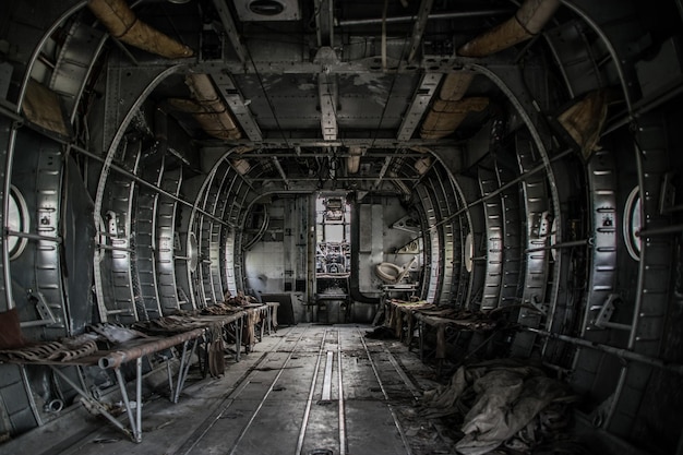 Foto interno di una fabbrica abbandonata