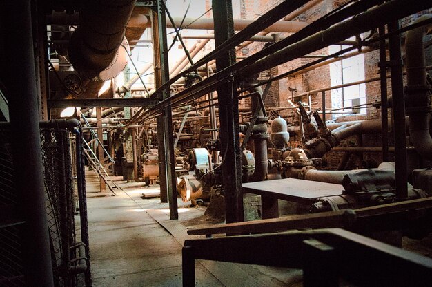 Foto interno di una fabbrica abbandonata