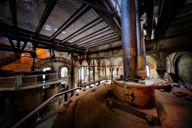 Foto interno di una fabbrica abbandonata