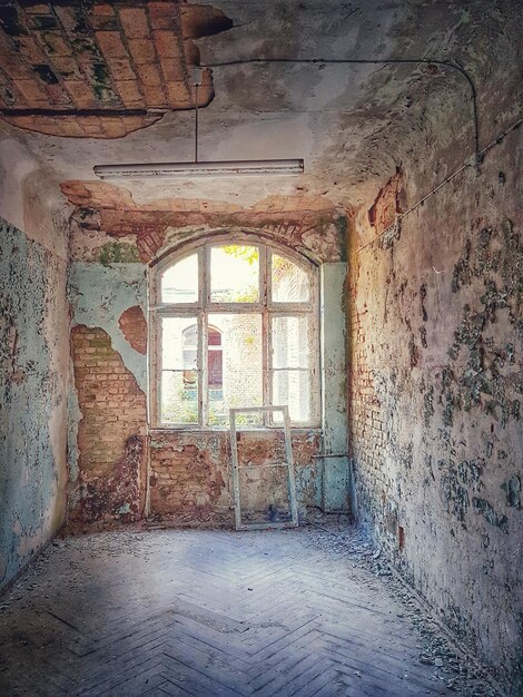 Foto interno di una casa abbandonata