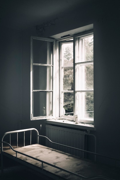 Foto interno di una stanza abbandonata