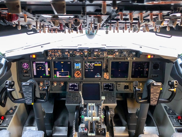 Foto interno della cabina di pilotaggio dell'aereo