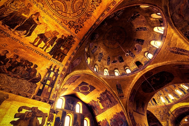 Foto interno della basilica di san marco a venezia