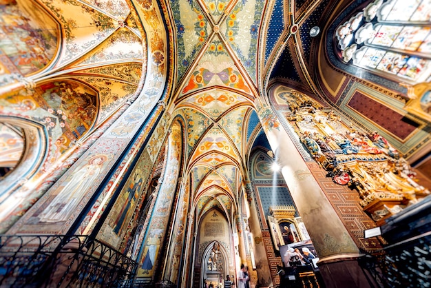 Foto l'interno della basilica dei santi pietro e paolo praga repubblica ceca