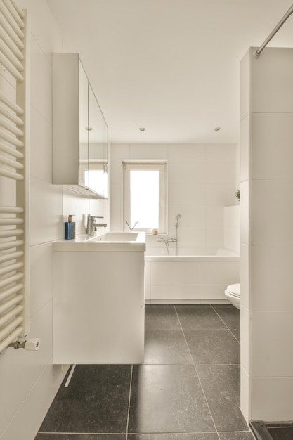 Photo the interior of a bathroom decorated with white and black tiles