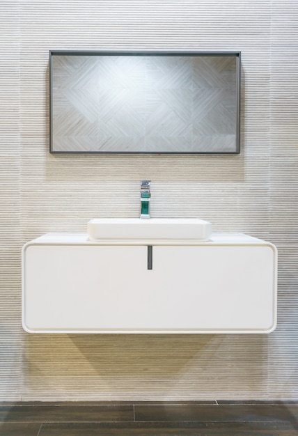 Photo interior of bathroom with sink basin faucet and mirror