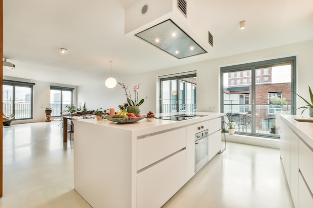 Interno di una bella cucina di una casa d'élite