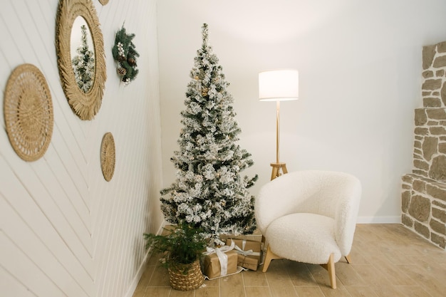 새로운 크리스마스 트리, 흰색 안락의자, 플로어 램프를 위해 장식된 아름다운 등대 내부
