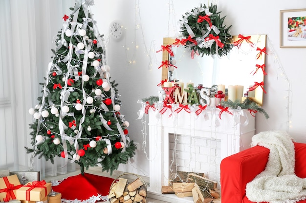 クリスマスの装飾が施された美しい部屋のインテリア