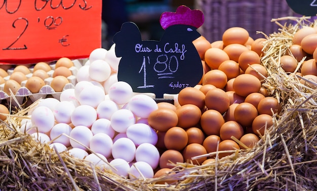 卵グループの詳細を含む、忙しい食品市場のインテリア