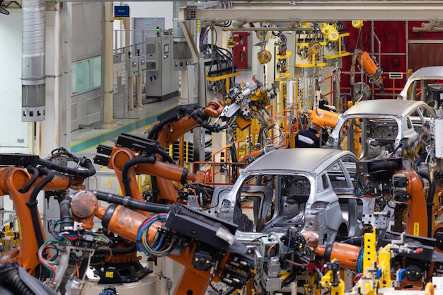 Foto interno di una fabbrica di automobili