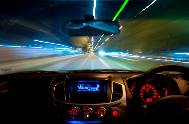 夜空に照らされた道路での車のインテリア