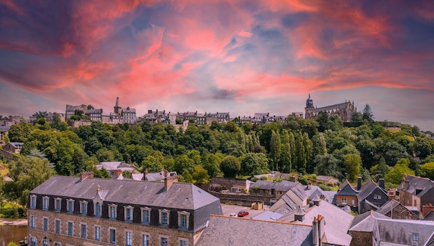 Interno del castello di fougeres e della città sullo sfondo della regione della bretagna francia