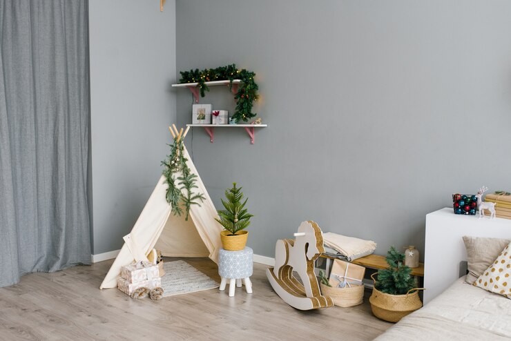 Photo クリスマスと新年のために飾られた子供部屋のインテリア。ウィグワム、ロッキングホース、クリスマスツリー。