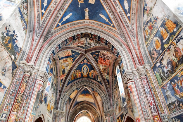 Photo interior of a church with medieval paintings built in galatina a town in puglia italy