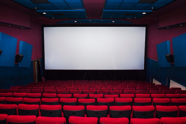 Foto interno della sala cinema con sedie