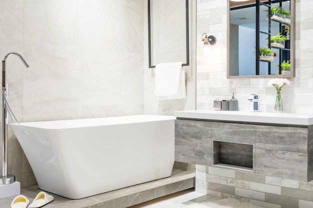 흰색 욕조와 화장실이있는 현대적인 욕실 인테리어의 인테리어