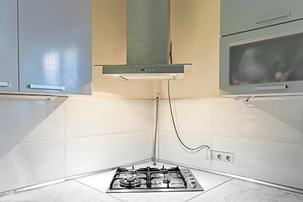 Интерьер угловой на кухне с газовой плитой и вытяжным вентиляционным шкафом
