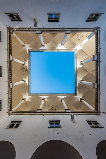 Il cortile interno con colonne del palazzo ducale di genova, italia