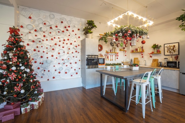 Interno di un'accogliente cucina moderna e spaziosa per una famiglia numerosa, decorata per la festa di capodanno...