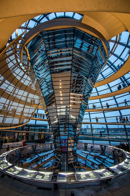 ドイツ、ベルリンのドイツ議会の上にあるキューポラの内部。
