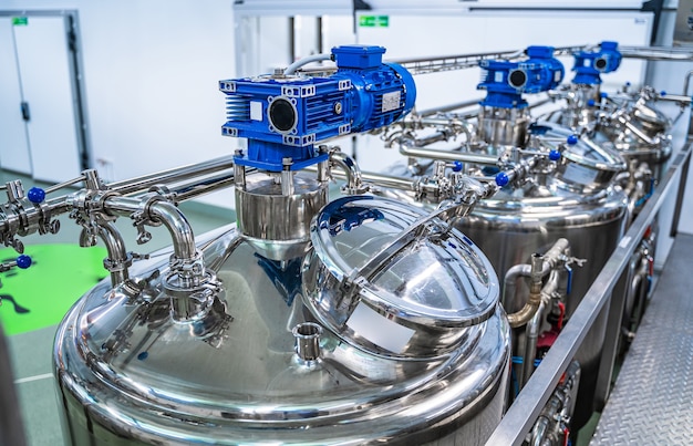 Interno del caseificio con serbatoio di fermentazione. attrezzature tecnologiche presso l'azienda lattiero-casearia. produzione sterile.