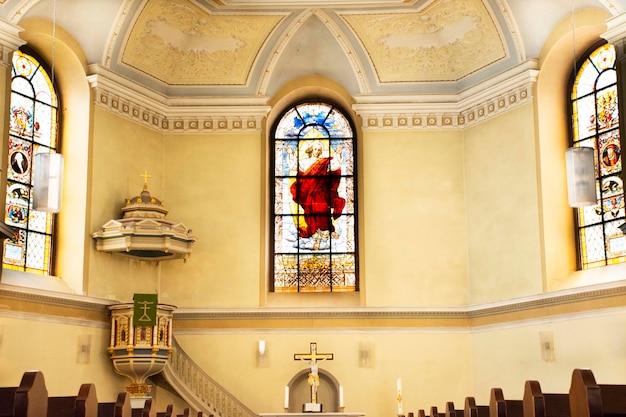 Interni e decorazioni con statua all'interno della chiesa dello spirito santo per la visita delle persone e il rispetto pregano nella città vecchia di heidelberger il 25 agosto 2017 a heidelberg germania