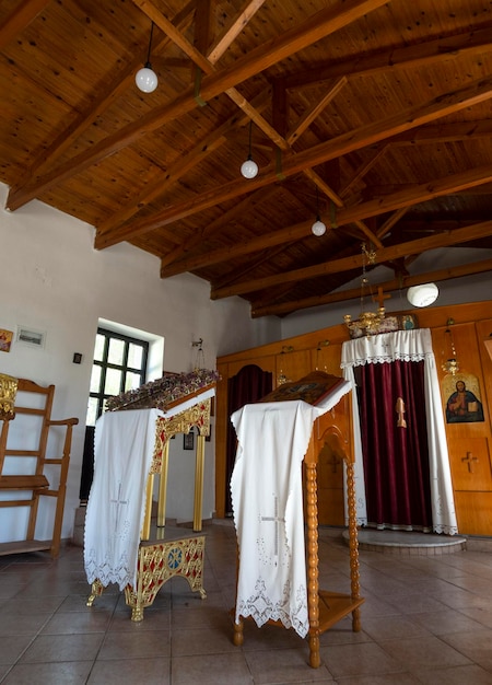 Интерьер и украшение греческой православной церкви с иконами на острове Эвия, Греция