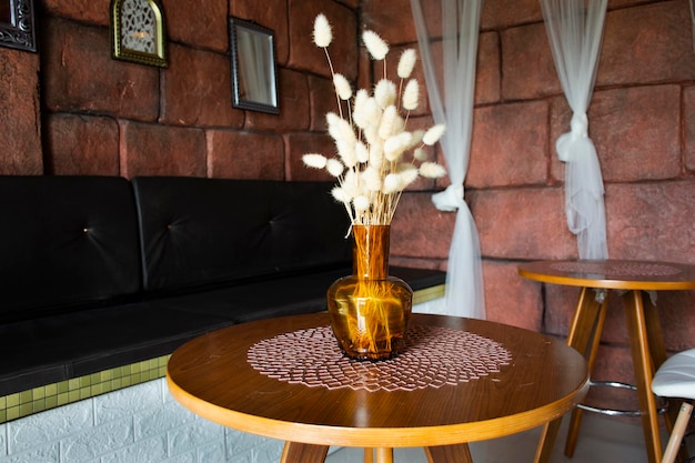 Дизайн интерьера антикварное винтажное ретро современное здание столовая ресторана кафе кофейня для тайцев и иностранных путешественников пользуются услугами отдыхают расслабляются едят и пьют в Бангкоке Таиланд
