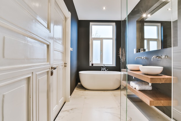 Interior design di un bagno bello ed elegante