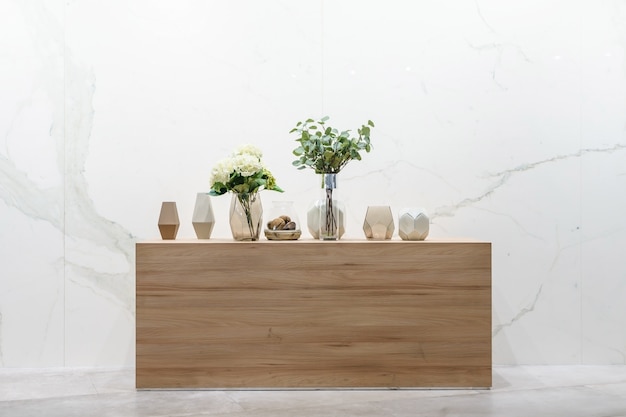 花瓶の美しい花と木製テーブルの装飾と古典的な部屋のインテリアデザイン
