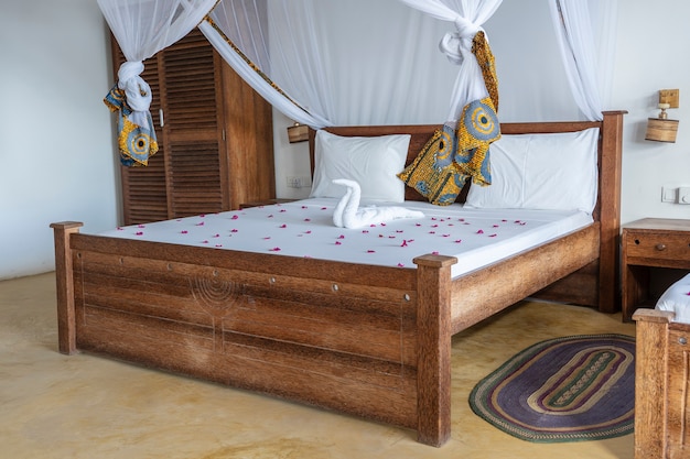 Arredamento di design d'interni di una camera da letto di villa per vacanze di lusso con letto a baldacchino. interior design della villa tropicale sul mare dell'isola di zanzibar, tanzania, africa orientale