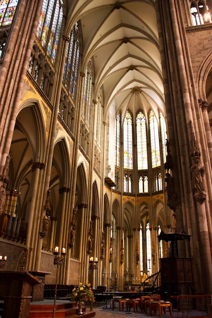 Interior design e decorare mobili in vetro colorato della cattedrale di colonia o hohe domkirche st petrus und maria o kolner dom church persone tedesche e viaggiatori stranieri visitano a colonia germania